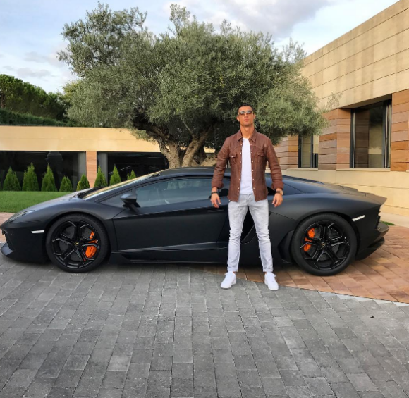 Cristiano Ronaldo moqué pour cette photo devant sa voiture.