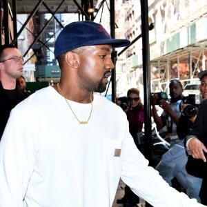 Kanye West sort de son appartement à New York le 7 octobre 2016