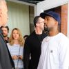 Kanye West sort de son appartement à New York le 7 octobre 2016.