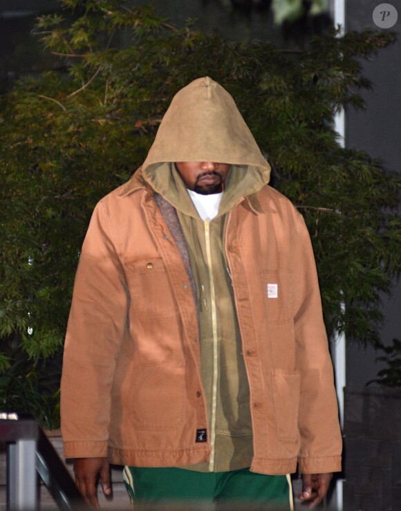 Kanye West quitte son appartement de New York City, New York, Etats-Unis, le 4 octobre 2016