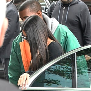 Kim Kardashian arrive à son appartement à New York le 3 octobre 2016. Elle est de retour de Paris où elle a été agressée et détroussée de 10 millions de dollars. Elle a quitté Paris en jet privé le 3 octobre 2016 accompagnée de sa mère Kris Jenner. Son mari Kanye West est venu la chercher à l'aéroport Teterboro.