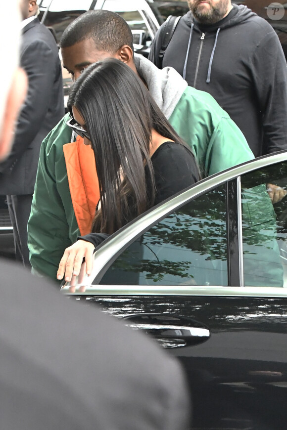 Kim Kardashian arrive à son appartement à New York le 3 octobre 2016. Elle est de retour de Paris où elle a été agressée et détroussée de 10 millions de dollars. Elle a quitté Paris en jet privé le 3 octobre 2016 accompagnée de sa mère Kris Jenner. Son mari Kanye West est venu la chercher à l'aéroport Teterboro.