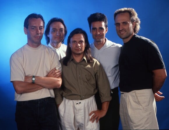 Alain Llorca pose avec les membres du groupe Gold.