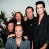 Alain Llorca pose avec les membres du groupe Gold pour la première de "Faites la fête" à Paris le 31 août 1995.