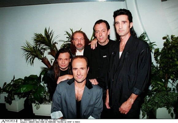 Alain Llorca pose avec les membres du groupe Gold pour la première de "Faites la fête" à Paris le 31 août 1995.