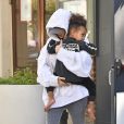 Kim Kardashian, cachée par ses vêtements, et sa fille North sortent de son appartement à New York, le 6 octobre 2016.