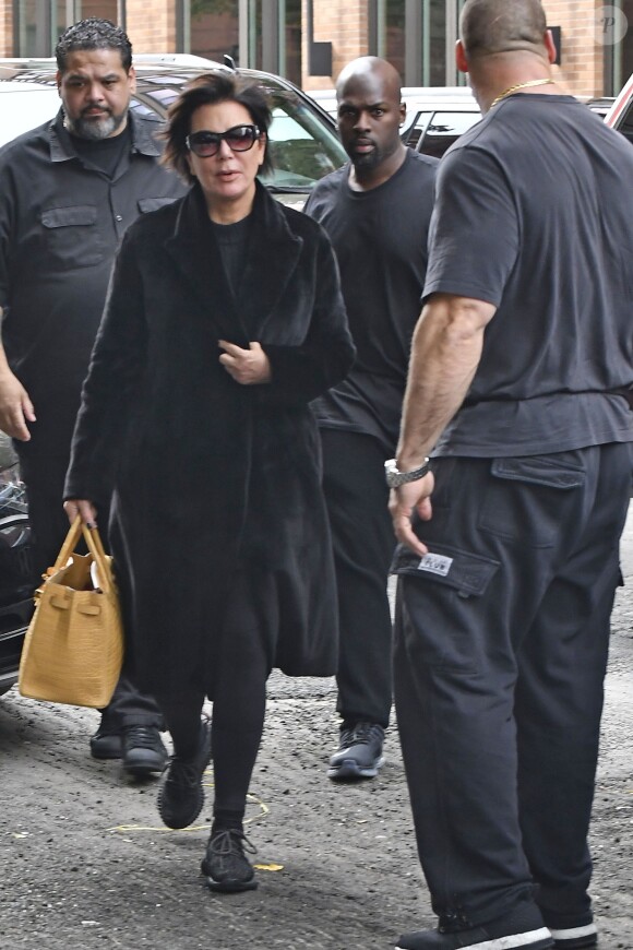Kim Kardashian arrive à son appartement à New York le 3 octobre 2016. Elle est de retour de Paris où elle a été agressée et détroussée de 10 millions de dollars. Elle a quitté Paris en jet privé ce matin (le 3 octobre 2016) accompagnée de sa mère Kris Jenner.