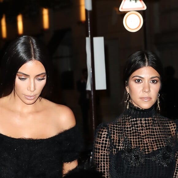 Kim Kardashian et sa soeur Kourtney arrivent à l'hôtel Ritz à Paris le 30 septembre 2016. © Cyril Moreau/Bestimage