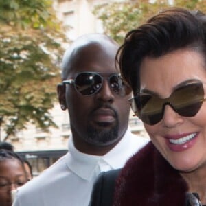 Exclusif - Kris Jenner et son compagnon Corey Gamble arrivent à l'hôtel George V à Paris le 30 septembre 2016.