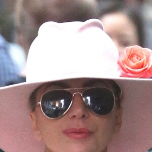 Lady Gaga, toute vêtue de rose, arrive à l'émission "Good Morning America" à New York le 21 octobre 2016.