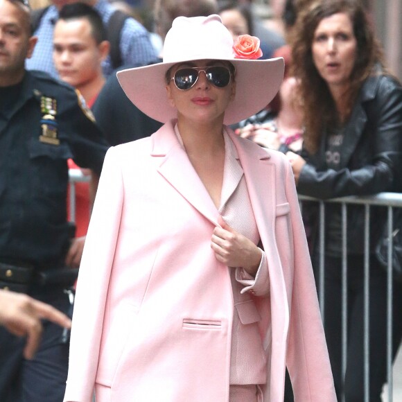 Lady Gaga, toute vêtue de rose, arrive à l'émission "Good Morning America" à New York le 21 octobre 2016.