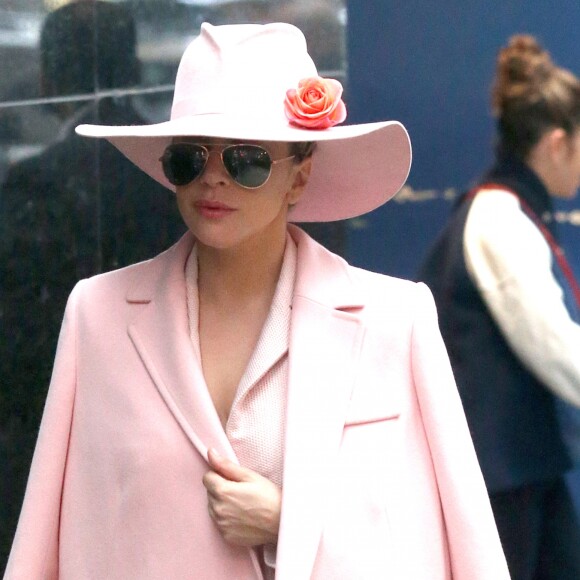 Lady Gaga, toute vêtue de rose, arrive à l'émission "Good Morning America" à New York le 21 octobre 2016.