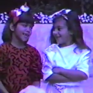 Kanye West souhaite une joyeux anniversaire à son épouse Kim Kardashian sur Twitter en postant un montage vidéo d'images de son enfance, le 21 octobre 2016.