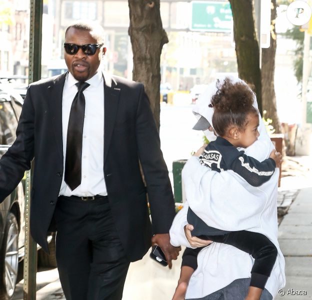 Kim Kardashian et Kanye West quittent Paris avec leurs enfants le 3 octobre 2016.
