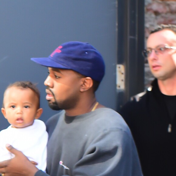 Kim Kardashian et Kanye West quittent Paris avec leurs enfants le 3 octobre 2016.