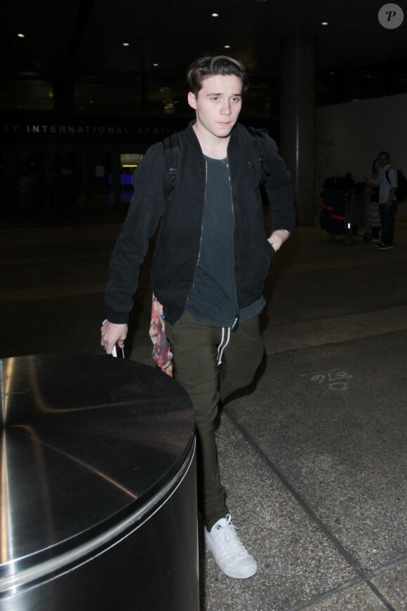 Brooklyn Beckham arrive à l'aéroport LAX de Los Angeles, Californie, Etats-Unis, le 21 octobre 2016.