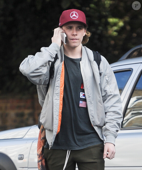 Exclusif - Brooklyn Beckham fait du skate en téléphonant dans les rues de Londres le 18 octobre 2016.