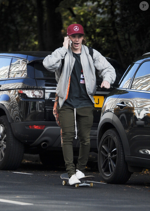 Exclusif - Brooklyn Beckham fait du skate en téléphonant dans les rues de Londres le 18 octobre 2016.