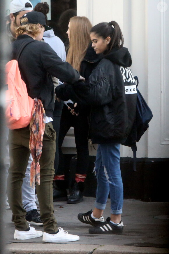 Exclusif - Brooklyn Beckham avec Kim Turnbull, la supposée petite amie de Rocco Ritchie discutent dans la rue à Londres, le 17 octobre 2016.