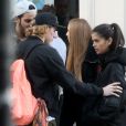 Exclusif - Brooklyn Beckham avec Kim Turnbull, la supposée petite amie de Rocco Ritchie discutent dans la rue à Londres, le 17 octobre 2016.