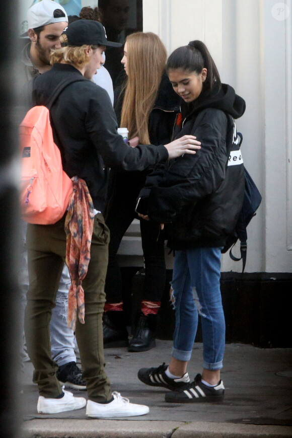Exclusif - Brooklyn Beckham avec Kim Turnbull, la supposée petite amie de Rocco Ritchie discutent dans la rue à Londres, le 17 octobre 2016.