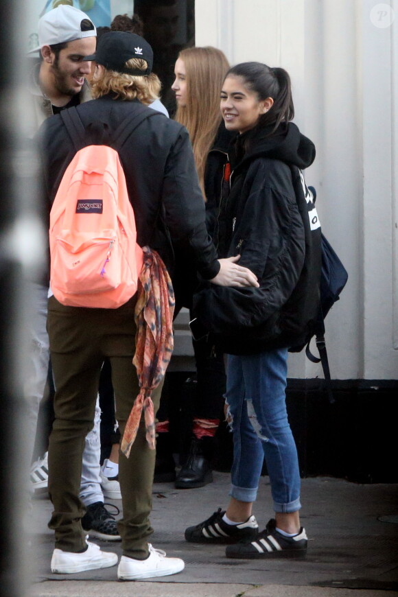 Exclusif - Brooklyn Beckham avec Kim Turnbull, la supposée petite amie de Rocco Ritchie discutent dans la rue à Londres, le 17 octobre 2016.