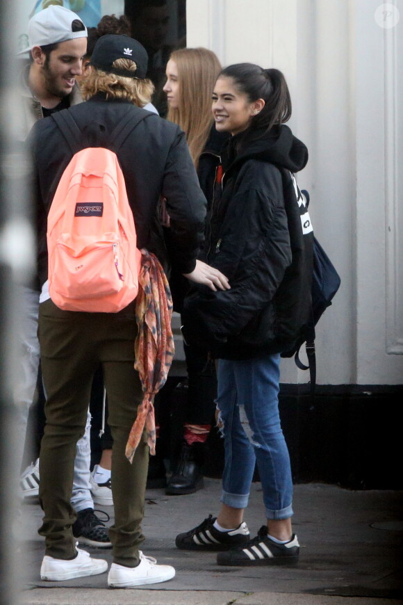 Exclusif - Brooklyn Beckham avec Kim Turnbull, la supposée petite amie de Rocco Ritchie discutent dans la rue à Londres, le 17 octobre 2016.