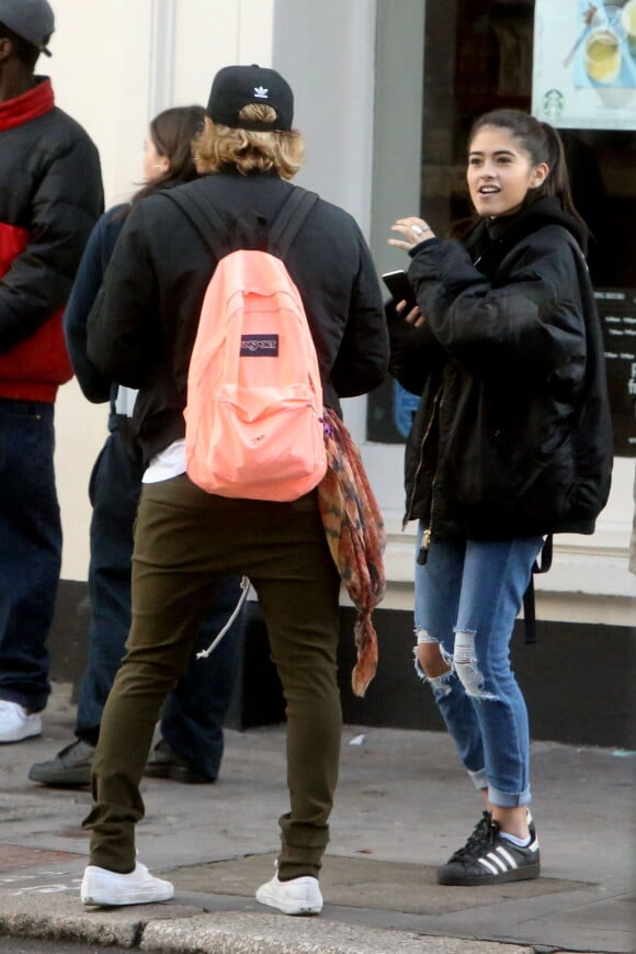 Exclusif - Brooklyn Beckham avec Kim Turnbull, la supposée petite amie de Rocco Ritchie discutent dans la rue à Londres, le 17 octobre 2016.