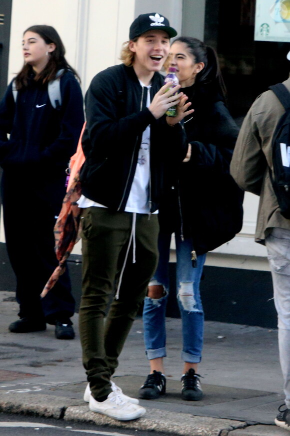 Exclusif - Brooklyn Beckham avec Kim Turnbull, la supposée petite amie de Rocco Ritchie discutent dans la rue à Londres, le 17 octobre 2016.