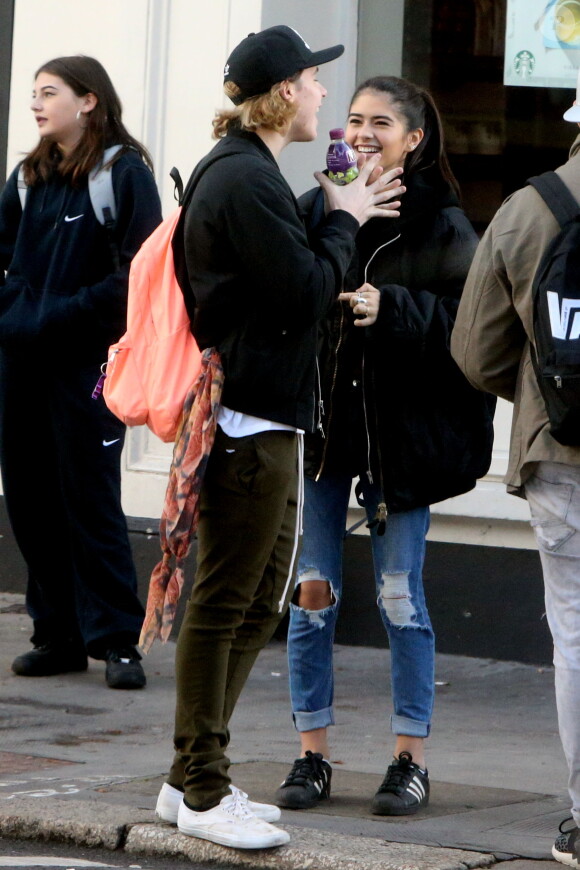 Exclusif - Brooklyn Beckham avec Kim Turnbull, la supposée petite amie de Rocco Ritchie discutent dans la rue à Londres, le 17 octobre 2016.