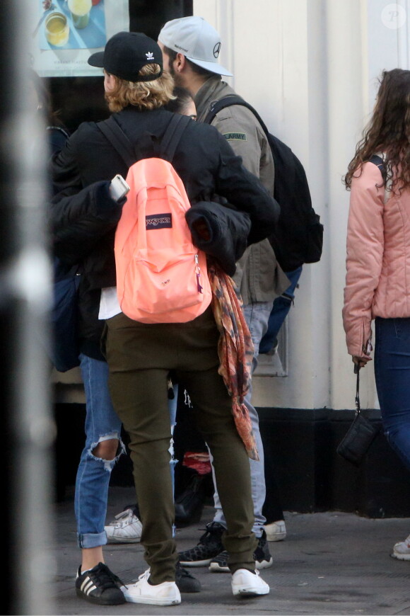 Exclusif - Brooklyn Beckham avec Kim Turnbull, la supposée petite amie de Rocco Ritchie discutent dans la rue à Londres, le 17 octobre 2016.