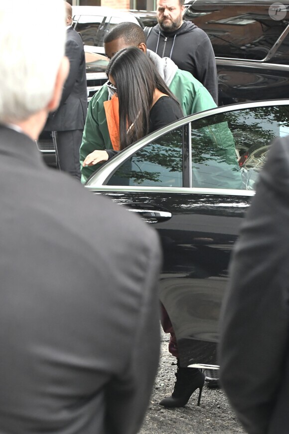 Kim Kardashian arrive à son appartement à New York le 3 octobre 2016. Elle est de retour de Paris où elle a été agressée et détroussée de 10 millions de dollars. Elle a quitté Paris en jet privé ce matin (le 3 octobre 2016) accompagnée de sa mère Kris Jenner. Son mari Kanye West est venu la chercher à l'aéroport Teterboro.