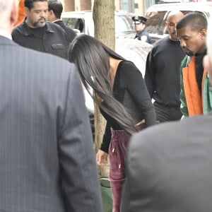 Kim Kardashian arrive à son appartement à New York le 3 octobre 2016. Elle est de retour de Paris où elle a été agressée et détroussée de 10 millions de dollars. Elle a quitté Paris en jet privé ce matin (le 3 octobre 2016) accompagnée de sa mère Kris Jenner. Son mari Kanye West est venu la chercher à l'aéroport Teterboro.