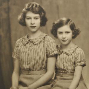 La princesse Elisabeth (future reine Elisabeth II) avec sa soeur la princesse Margaret en 1939, année de son coup de foudre pour le prince Philip.