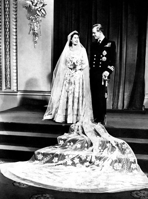 La princesse Elisabeth (future reine Elisabeth II) et le lieutenant Philip Mountbatten lors de leur mariage le 20 novembre 1947.