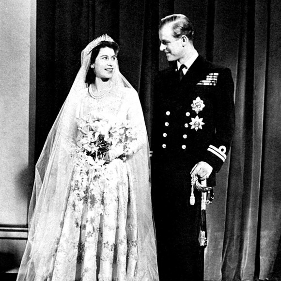 La princesse Elisabeth (future reine Elisabeth II) et le lieutenant Philip Mountbatten lors de leur mariage le 20 novembre 1947.