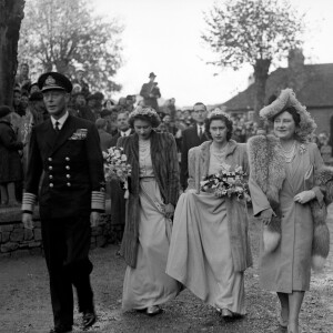 Le roi George VI et la reine Elisabeth avec leurs filles les princesses Elisabeth (future Elisabeth II) et Margaret, demoiselles d'honneur, ainsi que le lieutenant Philip Mountbatten au mariage de Patricia Mountbatten et Lord Brabourne le 26 octobre 1946 à l'abbaye de Romsey.