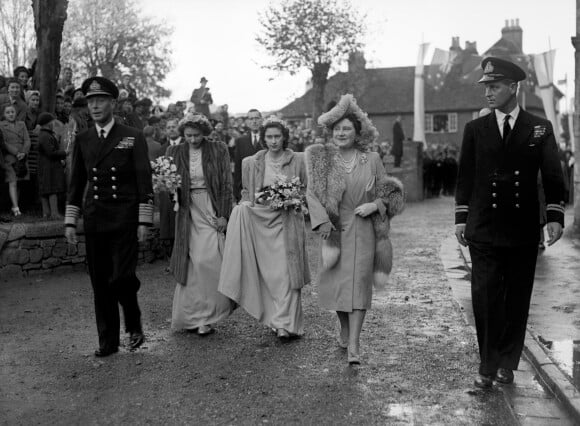 Le roi George VI et la reine Elisabeth avec leurs filles les princesses Elisabeth (future Elisabeth II) et Margaret, demoiselles d'honneur, ainsi que le lieutenant Philip Mountbatten au mariage de Patricia Mountbatten et Lord Brabourne le 26 octobre 1946 à l'abbaye de Romsey.