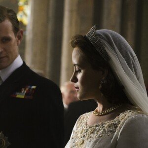 La série The Crown, une création originale Netflix, explore le règne d'Elisabeth II, incarnée par Claire Foy. Son histoire d'amour avec le prince Philip (Matt Smith) en est une composante essentielle.