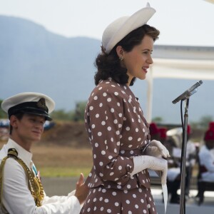 La série The Crown, une création originale Netflix, explore le règne d'Elisabeth II, incarnée par Claire Foy. Son histoire d'amour avec le prince Philip (Matt Smith) en est une composante essentielle.