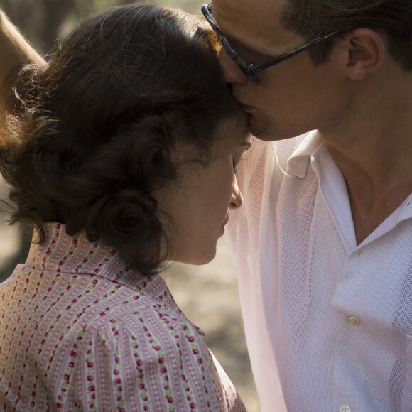 La série The Crown, une création originale Netflix, explore le règne d'Elisabeth II, incarnée par Claire Foy. Son histoire d'amour avec le prince Philip (Matt Smith) en est une composante essentielle.