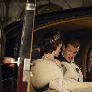 La série The Crown, une création originale Netflix, explore le règne d'Elisabeth II, incarnée par Claire Foy. Son histoire d'amour avec le prince Philip (Matt Smith) en est une composante essentielle.