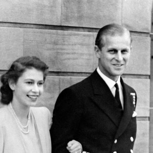 La princesse Elisabeth et le lieutenant Philip Mountbatten lors de l'annonce de leurs fiançailles le 10 juillet 1947.