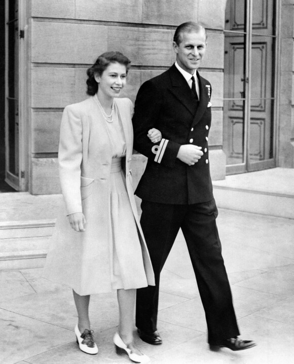 La princesse Elisabeth et le lieutenant Philip Mountbatten lors de l'annonce de leurs fiançailles le 10 juillet 1947.