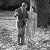 La princesse Elisabeth et le lieutenant Philip Mountbatten, jeunes mariés, marchant sur les terres de Broadlands du comte Moutnbatten en novembre 1947 lors de leur lune de miel.