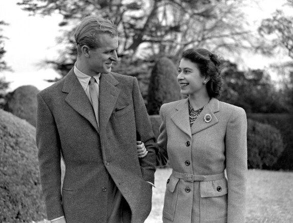 La princesse Elisabeth et le lieutenant Philip Mountbatten se promenant le 23 novembre 1947 lors de leur lune de miel, trois jours après leur mariage.