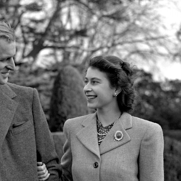 La princesse Elisabeth et le lieutenant Philip Mountbatten se promenant le 23 novembre 1947 lors de leur lune de miel, trois jours après leur mariage.