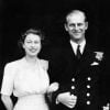 La princesse Elisabeth et le lieutenant Philip Mountbatten posant à l'occasion de l'annonce de leurs fiançailles le 10 juillet 1947 à Buckingham Palace.