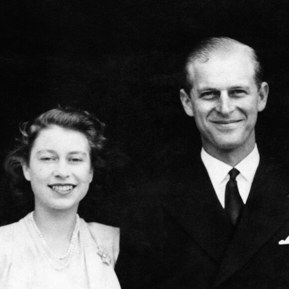 La princesse Elisabeth et le lieutenant Philip Mountbatten posant à l'occasion de l'annonce de leurs fiançailles le 10 juillet 1947 à Buckingham Palace.