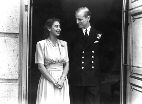 La princesse Elisabeth et le lieutenant Philip Mountbatten posant à l'occasion de l'annonce de leurs fiançailles le 10 juillet 1947 à Buckingham Palace.